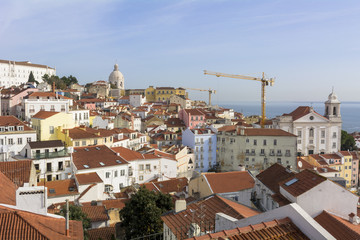 Fototapeta na wymiar 白い壁と赤い屋根のリスボン市内