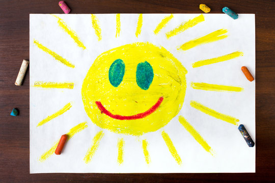 kolorowy rysunek przedstawiający uśmiechnięte słońce