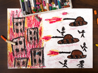 kolorowy dziecięcy rysunek: atak czołgów na miasto - obrazy, fototapety, plakaty