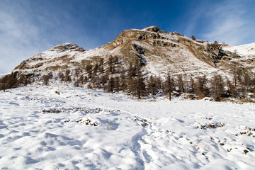 Fototapeta na wymiar Paesaggio Alta montagna - inverno - val d'aosta - italia