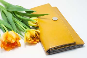 黄色い財布とチューリップ