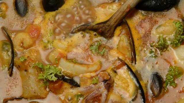 Cacciucco Կաչուկո 카치우코 Каччукко Cucina toscana Tuscan food 이탈리아 요리 Итальянская кухня Italienische K&uuml;che Cucina italiana Caciucco livornese Viareggio Livorno soup 
