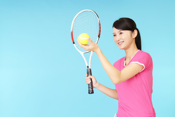 テニスを楽しむ女性