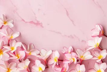 Muurstickers roze plumeria achtergrond en ruimte © patrapee5413