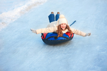 Дети катятся с ледяной горки