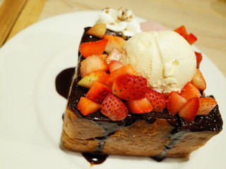 honey toast with strawberry and Choccolate sauce selective focus