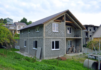 Fototapeta na wymiar Строительство двухэтажного дома на дачном участке