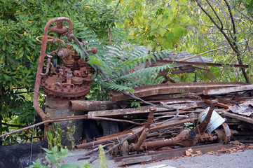 Груда металлолома в кустах