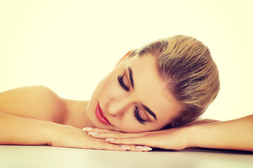 Obraz premium Young sad woman based on table.
