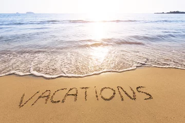 Foto op Plexiglas Vacations written in the sand of a tropical beach © NicoElNino