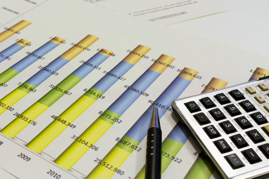 Scrivania d'ufficio con  grafici finanziari