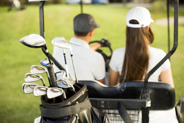 Young couple at golf cart © BGStock72