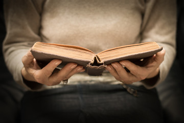 Woman reading an old book - Donna che legge un vecchio libro