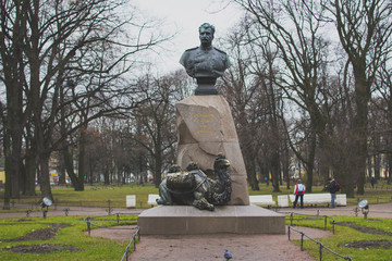 Obraz premium a monument to the man made of stone, lies at the foot of a camel.