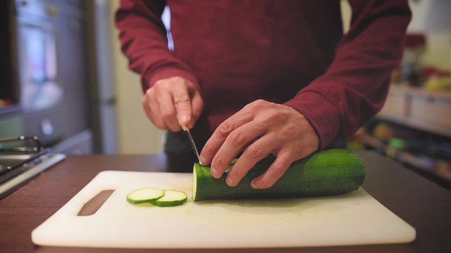 Affettare le zucchine sul tagliere