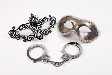 Venezianische Masken und Handschellen