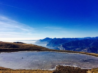lago ghiacciato