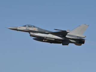 Fototapeta na wymiar F-16 despegando