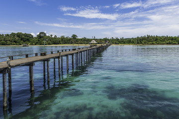 Naklejka premium Wooden bridge to the sea.