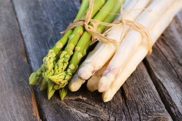 Bund Spargel, grün und weiss, auf altem Holz, Copy space