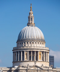 Fototapeta na wymiar LONDON UK - SEPTEMBER 10, 2015 - London bridge and st. Paul's cathedral. View from the River Thames