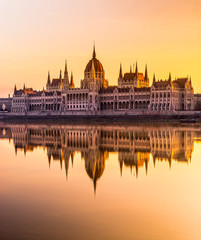 Fototapeta premium Parlament Budapesztu o wschodzie słońca, Węgry