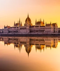 Cercles muraux Budapest Parlement de Budapest au lever du soleil, Hongrie