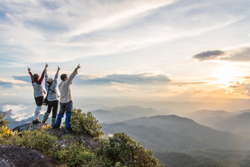Obraz premium Młody szczęśliwy turysta na górze halnego cieszy się dolinnego widoku