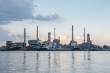 Obraz premium Oil Refinery, beside the Chao Phraya River. Bangkok