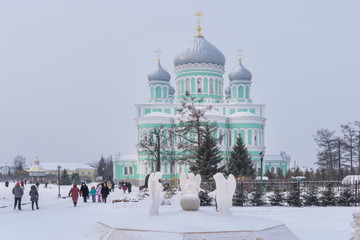Obraz premium Trinity Cathedral of the Holy Trinity St. Seraphim-Diveyevo convent. Diveevo, Russia