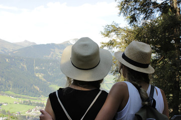 Zwei Schwestern auf Wandertour bewundern die Bergwelt