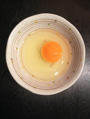 closed up the fresh hens egg in a bowl