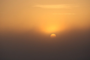 stimmungsvoller Sonnenaufgang bei Nebel