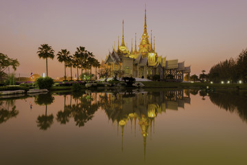Fototapeta na wymiar Wat Luang PHO Toh