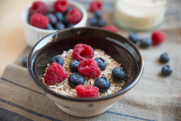 Joghurt mit Beeren und Müsli 