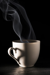 tazzina di caffè fumante