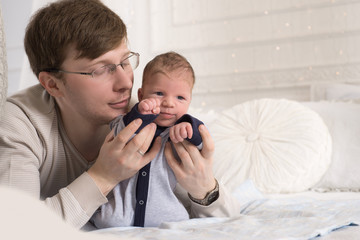 Молодой мужчина в очках  с младенцем 