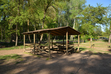 Fototapeta na wymiar cabaña de madera en un parque