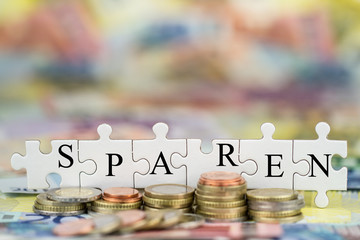 Sparen Puzzleteile mit Geld