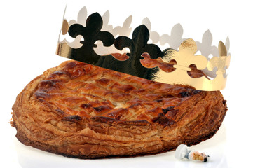 La galette des rois avec sa couronne et une fève