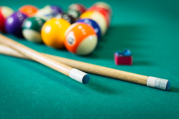 Billiard balls in a pool table