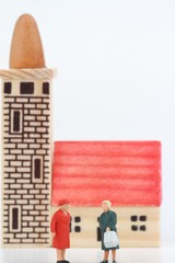 donne in miniatura che parlano fuori da una chiesa