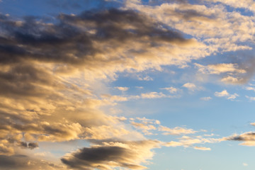 sfondo di cielo azzurro e nuvole a cumuli dopo il temporale