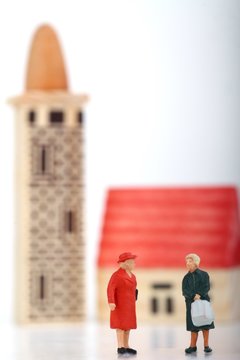 donne in miniatura che parlano fuori da una chiesa