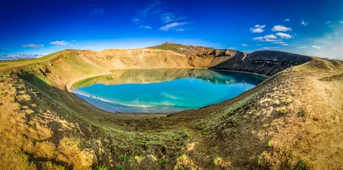 Schilderijen op glas Panorama of blue lake in the crater of a volcano in Iceland © shaiith