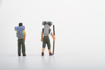 miniature di escursionisti in cammino verso un villaggio