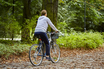 Fototapeta na wymiar Woman on the bicycle in park