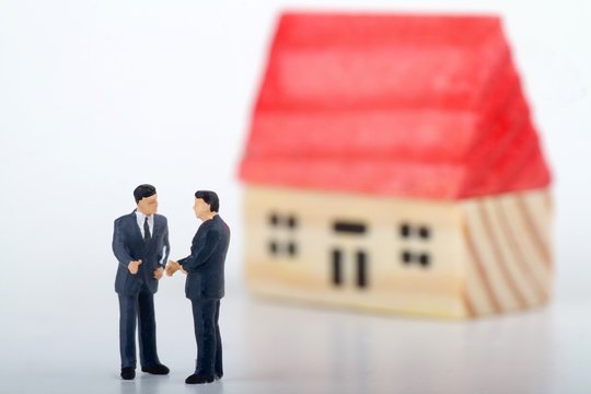 miniature di agente immobiliare che vende una casa