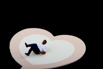 miniatura di uomo innamorato e cuore