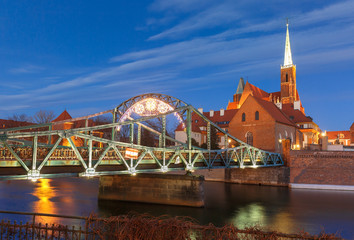 Fototapeta premium Tumski Bridge at night in Wroclaw, Poland